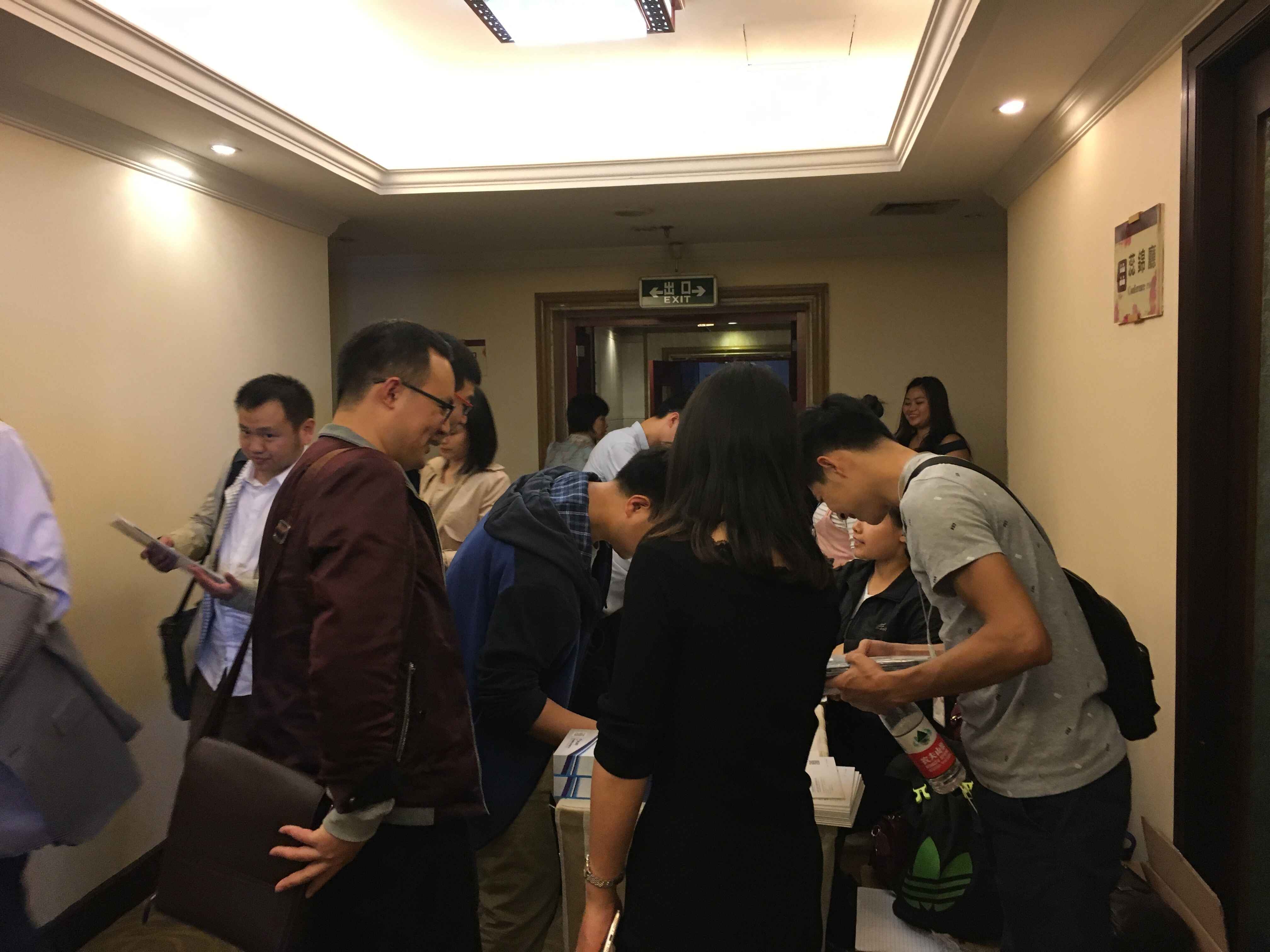 参会人员积极签到